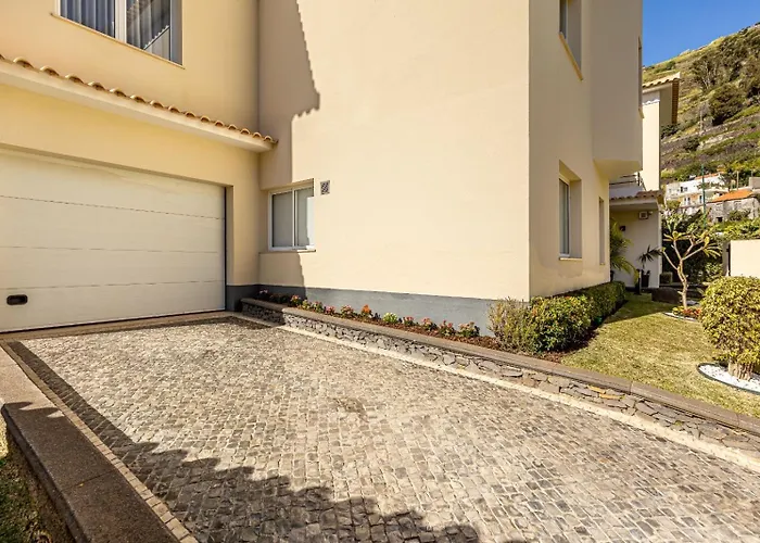 Luxury Villa With Private Heated Pool, Garden And Views Of The Sea And Mountains.