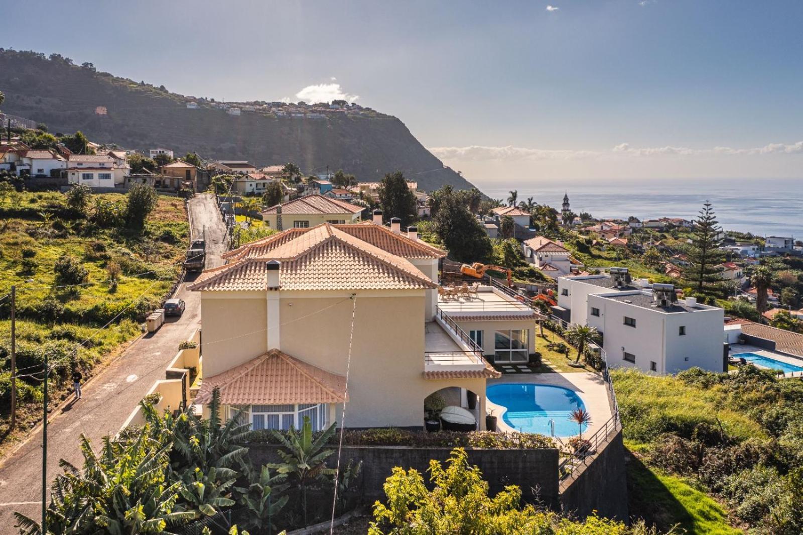 Luxury With Private Heated Pool, Garden And Views Of The Sea And Mountains. Villa
