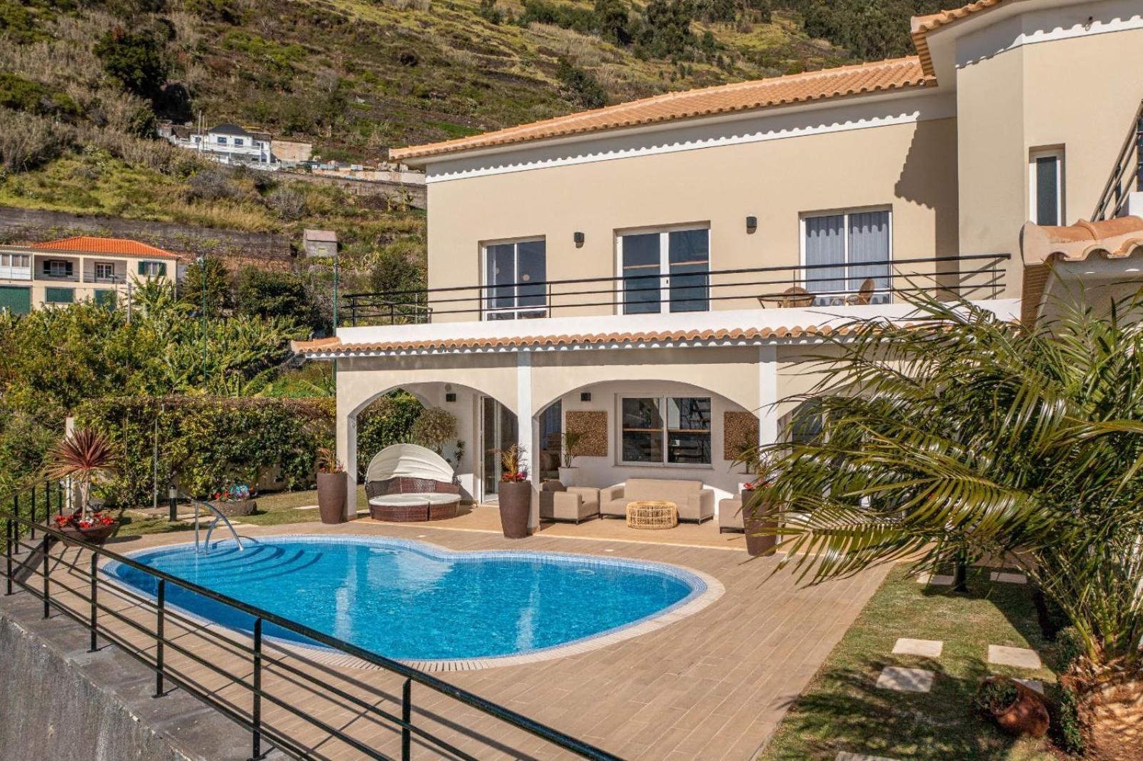 Luxury With Private Heated Pool, Garden And Views Of The Sea And Mountains. Villa *