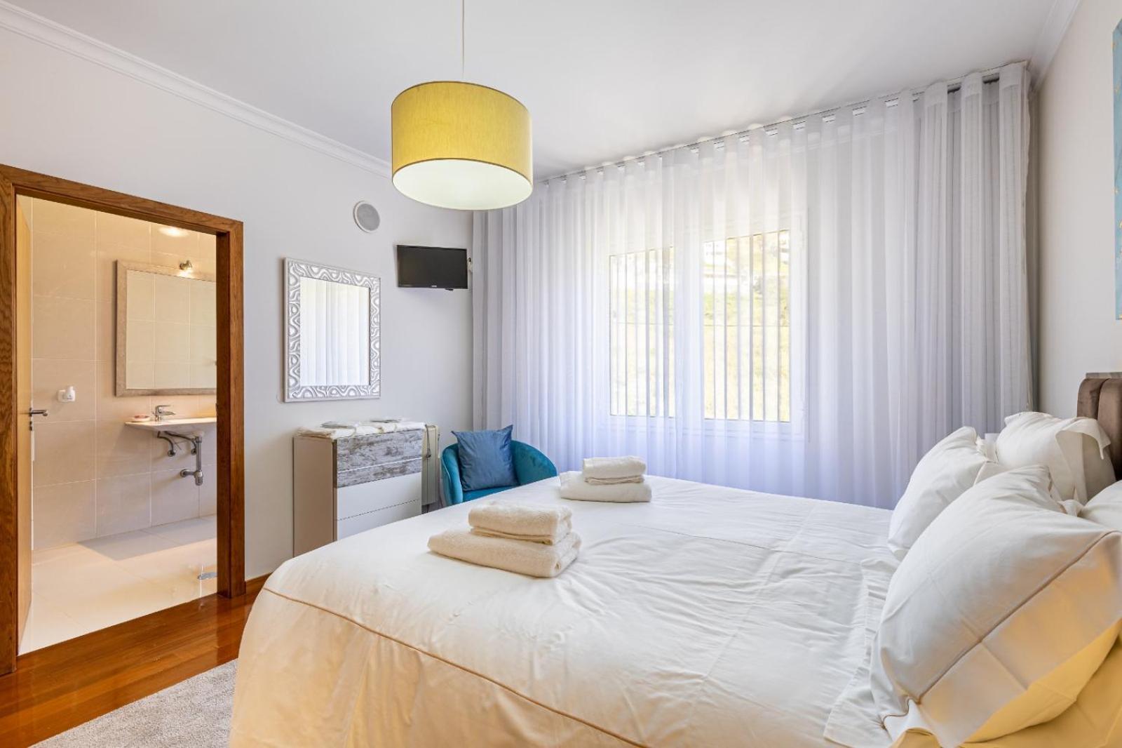 Luxury With Private Heated Pool, Garden And Views Of The Sea And Mountains. Villa Arco da Calheta (Madeira)